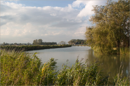 De Ringsloot in Oudendijk vanaf de dijk tegenover de kerk, op een zonnige middag in oktober