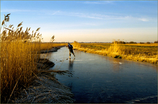 Op de Lardingsloot in het Ilperveld, in de namiddagzon; zwart ijs!