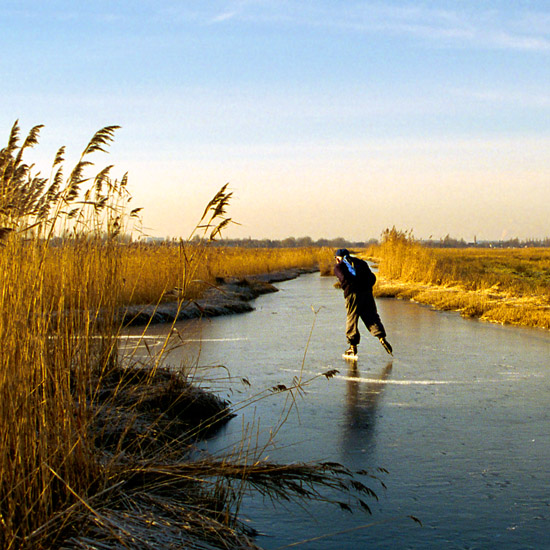 Zoom: Op de Lardingsloot in het Ilperveld, in de namiddagzon; zwart ijs!