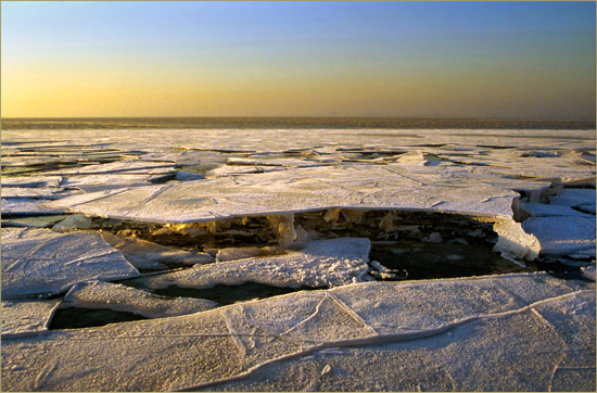 Wonderbaar 'bomijs' op het IJselmeer, in de ochtendzon