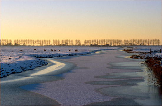 Bevroren Waterling in de Beetskoog tegen zonsondergang, westwaarts vanaf de brug