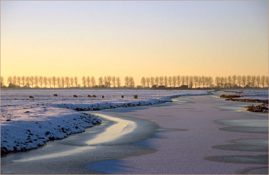 Bevroren Waterling westwaarts vanaf de brug in de Beetskoog, tegen zonsondergang