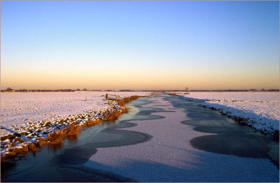 Winters panorama oostwaarts over de Beetskoog tegen zonsondergang, vanaf de brug over de Waterling