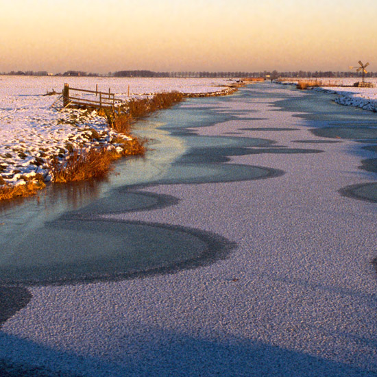 Zoom: Winters panorama oostwaarts over de Beetskoog tegen zonsondergang, vanaf de brug over de Waterling