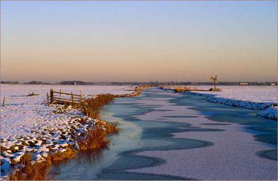 Bevroren Waterling in de Beetskoog tegen zonsondergang, oostwaarts vanaf de brug