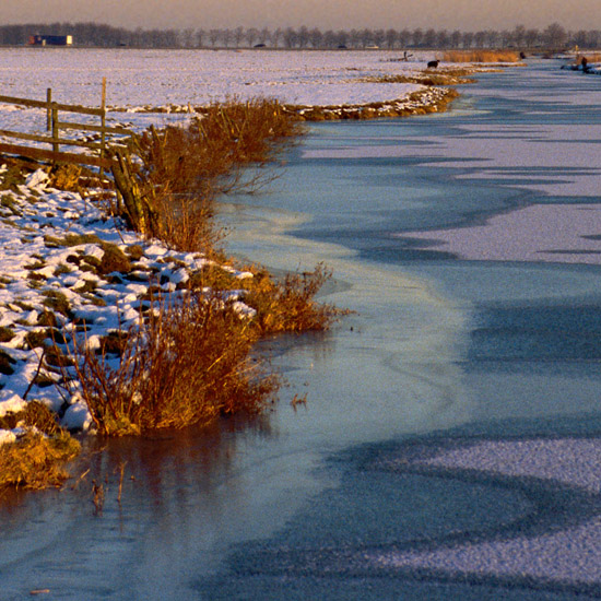 Zoom: Bevroren Waterling in de Beetskoog tegen zonsondergang, oostwaarts vanaf de brug