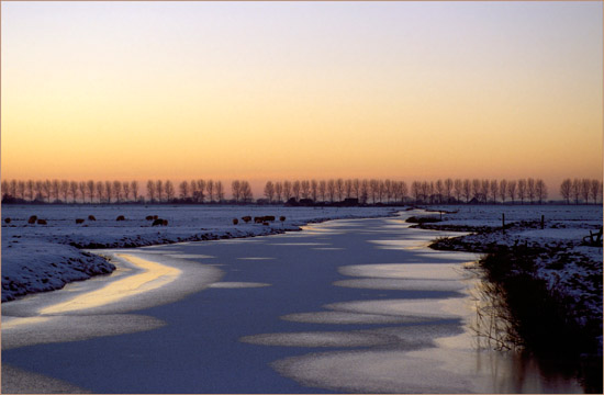 Bevroren Waterling westwaarts vanaf de brug in de Beetskoog, ruim na zonsondergang