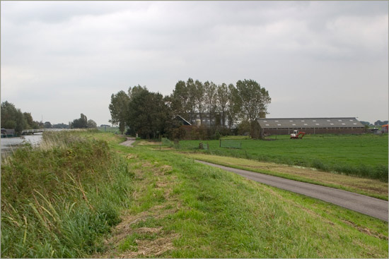 Oudendijk op een grijze oktoberdag; de ringsloot, de Beetskoogkade en de boerderij van de familie De Hertog