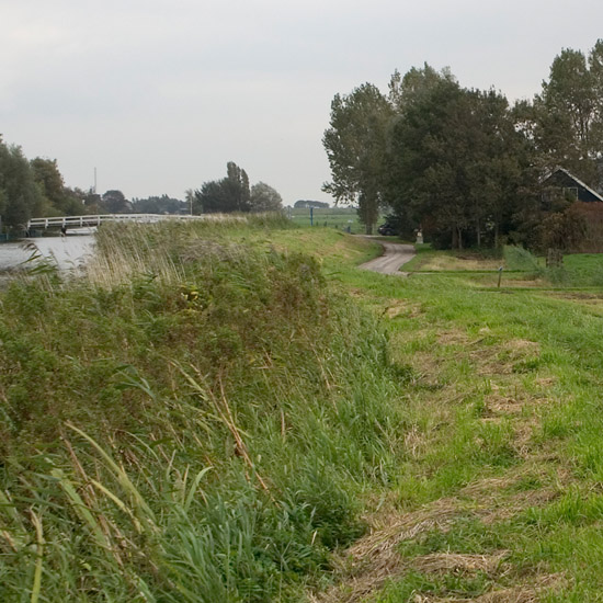 Oudendijk op een grijze oktoberdag; de ringsloot, de Beetskoogkade en de boerderij van de familie De Hertog