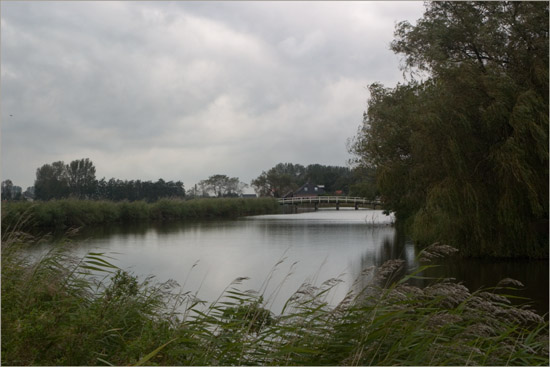 De Ringsloot in Oudendijk vanaf de dijk tegenover de kerk, op een grijze namiddag in oktober