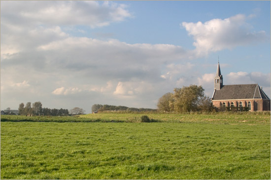 Het kerkje van Oudendijk in de oktoberzon, vanuit de Beetskoog