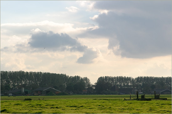 Oktobergezicht op de Beets uit de verte; een bruggetje over de kleine Waterling als twee duikboten in de Beetskoog