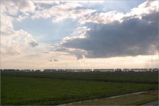 Late oktoberzon achter een wolk boven de Beetskoog, vanaf de Beetskoogkade