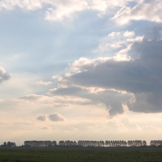 Zoom: Late oktoberzon achter een wolk boven de Beetskoog, vanaf de Beetskoogkade