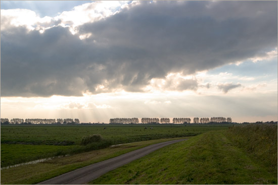 Late oktoberzon achter een wolk boven de Beetskoog vanaf de Beetskoogkade (2)