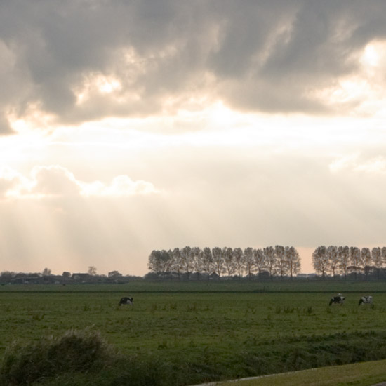 Zoom: Late oktoberzon achter een wolk boven de Beetskoog vanaf de Beetskoogkade (2)