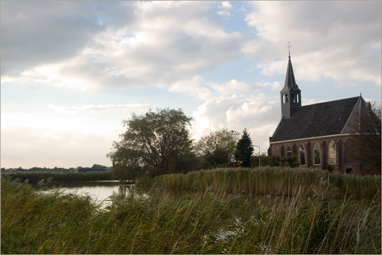 Oudendijks kerk op een namiddag in oktober, van over de ringsloot