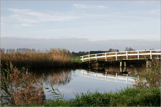 De voetbrug bij de Lange Weide op een novemberochtend