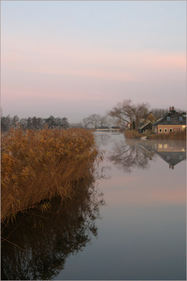 Een nevelige novemberochtend boven de ringsloot