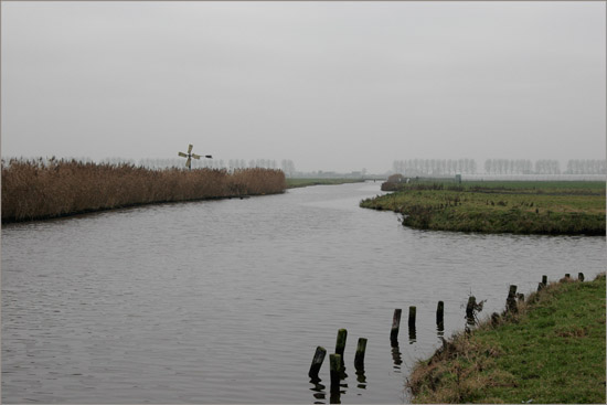 De Waterling in de Beetskoog op een nevelige decemberdag, bij de hoek van de Molensloot