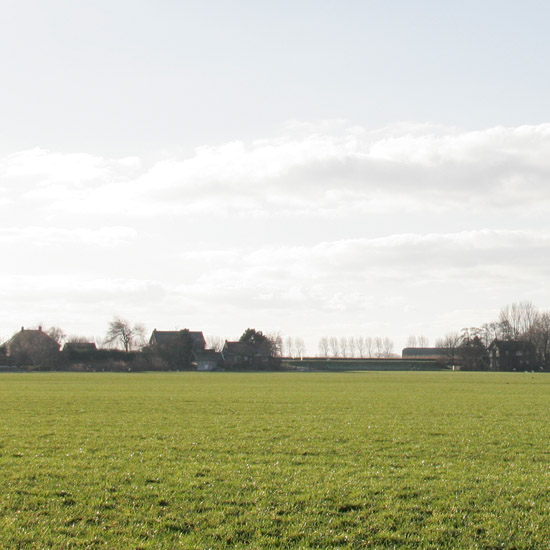 Zoom: Het centrum van Oudendijk in winters tegenlicht