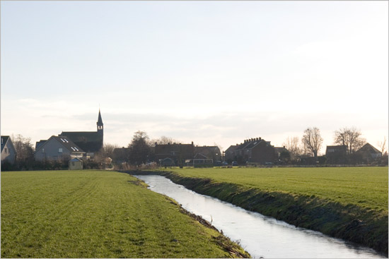 De achterkant van de Lange Weide op een wintermiddag; ijs in de sloot, maar dat werd niks