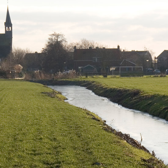 De achterkant van de Lange Weide op een wintermiddag; ijs in de sloot, maar dat werd niks