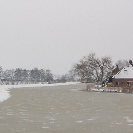 Half tien 's ochtends begin maart, na zware sneeuwval; de ringsloot als een gele rivier