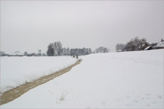 Begin maart om half tien 's ochtends, na zware sneeuwval; verdwijntruc van de Beetskoogkade