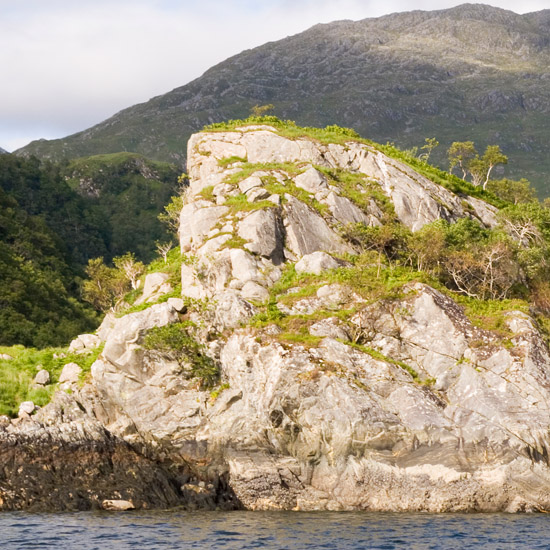 Zoom: Skull of a drowning dinosaur in the evening sun – Cnap an t-Sear in Loch Hourn