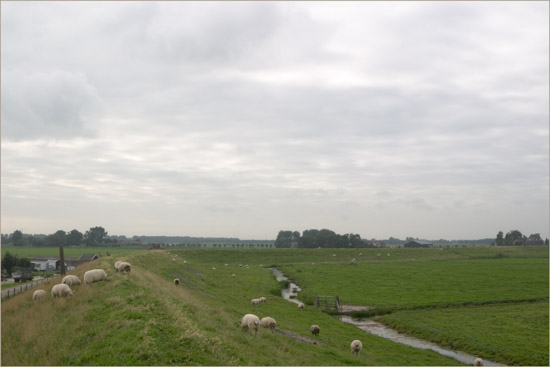 Op de IJsselmeerdijk bij Etersheim – rechts de buitendijks gelegen Oosterkoog