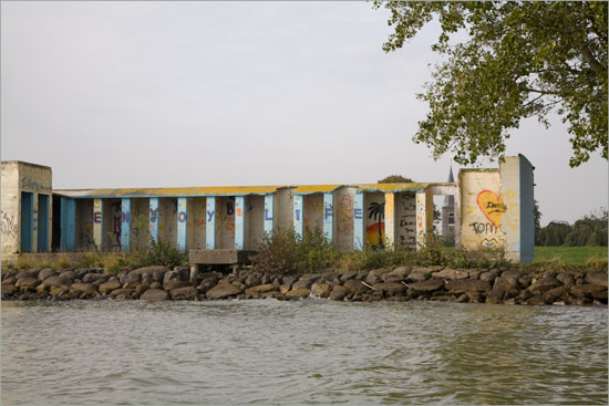 Aan de Zuiderzee; de tempels van Scharwoude, vanaf het water