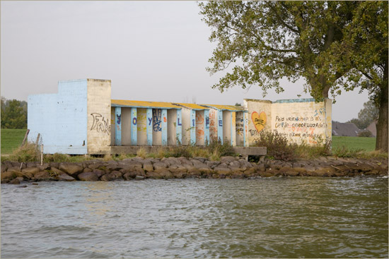 Aan de Zuiderzee; de nieuwe tempel van Scharwoude vanaf het water, met opwekkende vermaningen