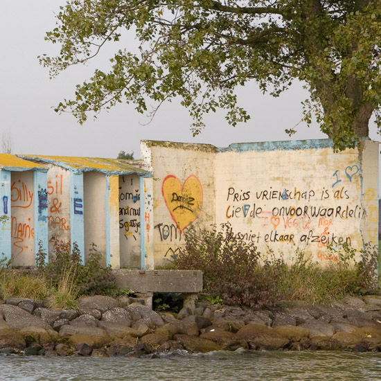 Aan de Zuiderzee; de nieuwe tempel van Scharwoude vanaf het water, met opwekkende vermaningen