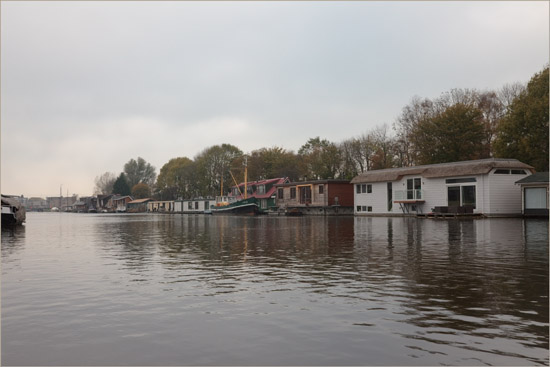 Langs de Where liggen de drijvende huizen met hun boten rustig in de rij